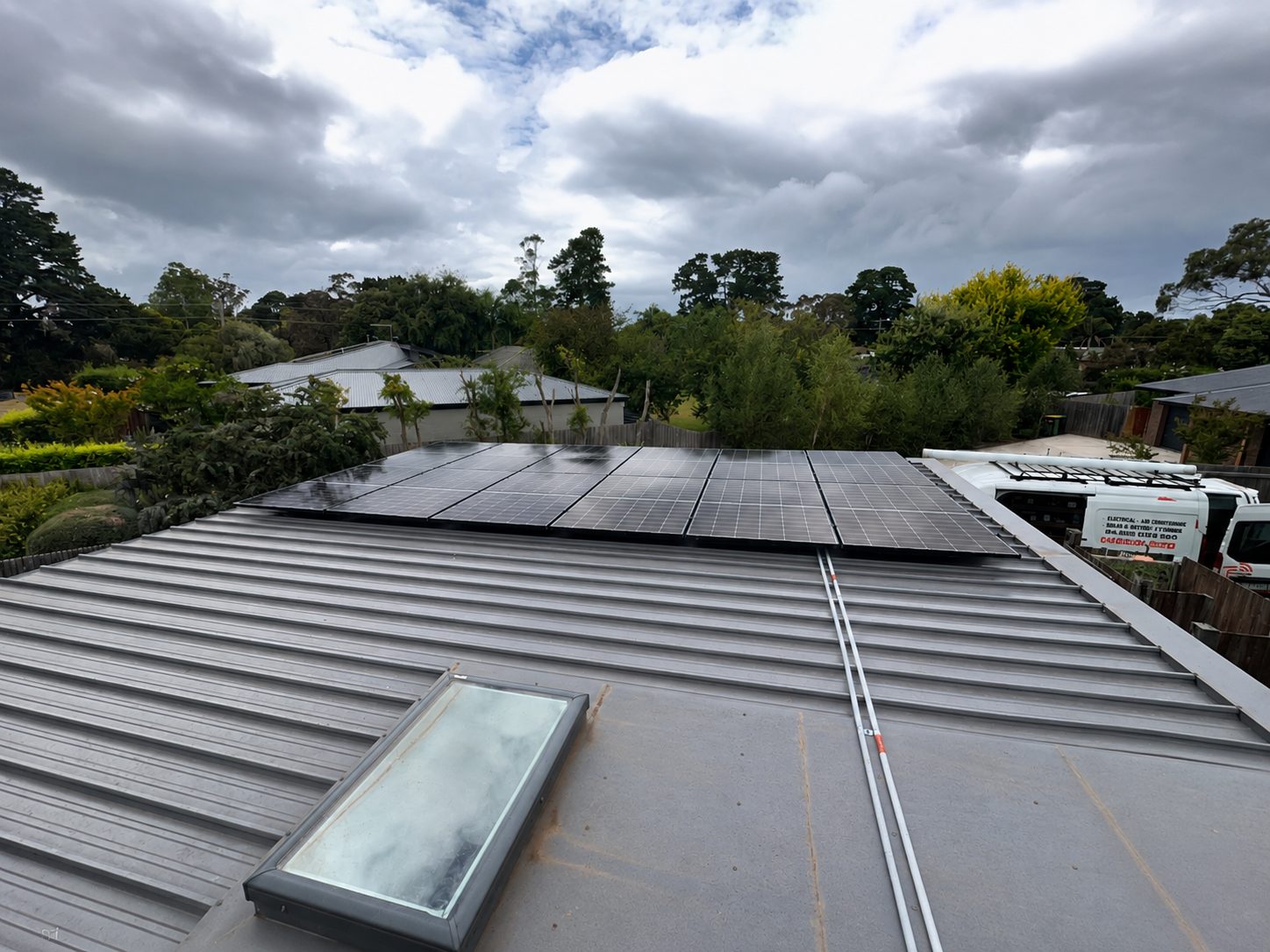 24 jinko tiger neo panels on the tin roof of tim's balnarring home, the powerband electrical van parked alongside