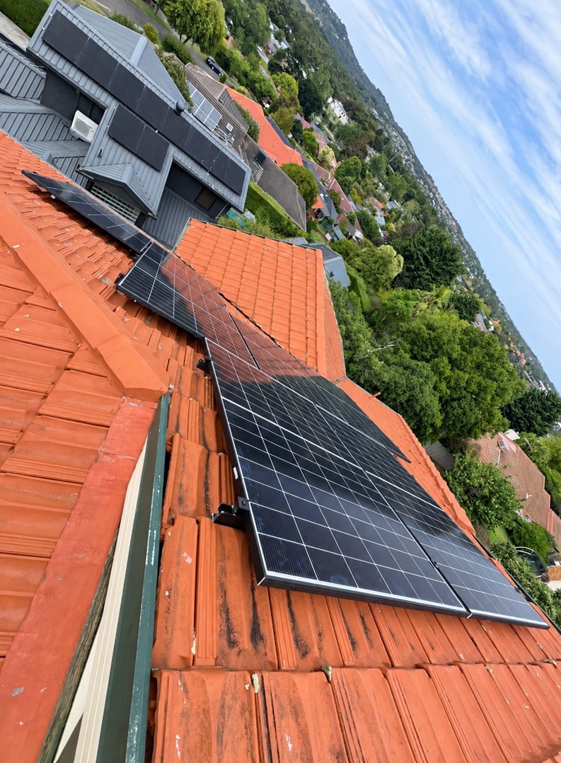 28 jinko tiger neo panels on the terracotta tile roof of alastair's berwick home