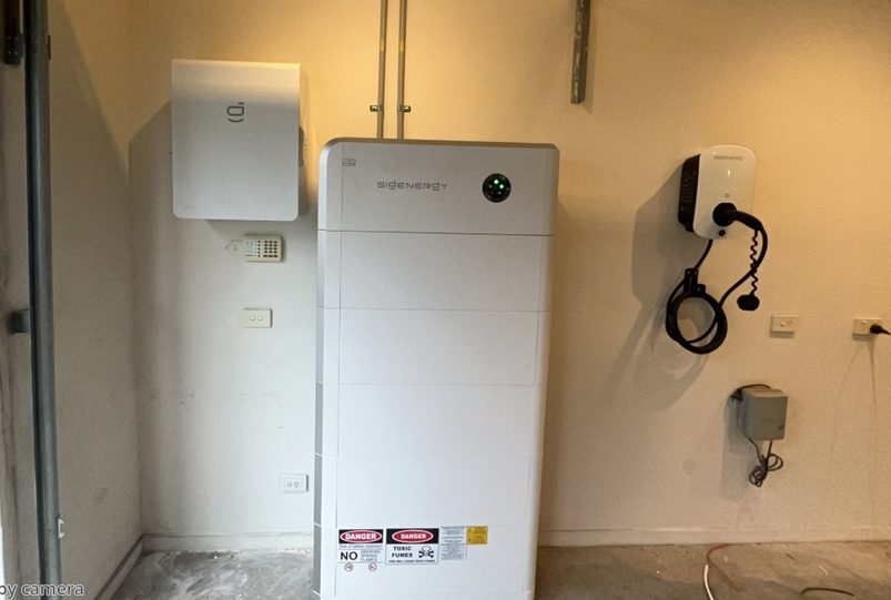Sigenergy sigen hybrid inverter, battery and sigen ev charger mounted together in the garage