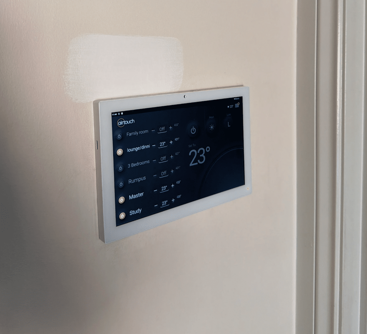 Airtouch 5 wall controller for a six-zone ducted system in narre warren south