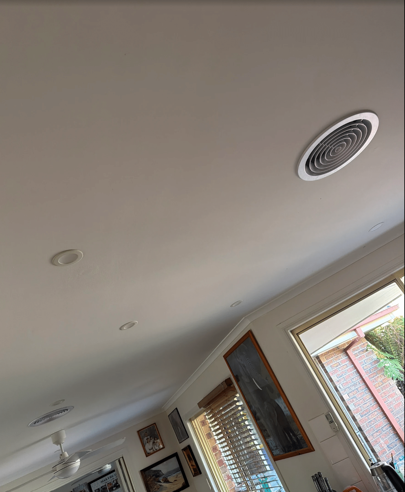 Round ceiling outlet in a room heated by ducted reverse cycle